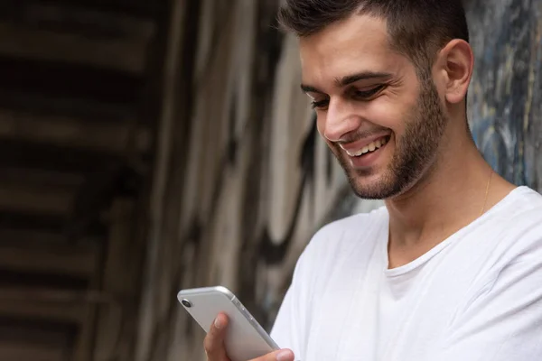 Porträtt Ung Man Med Mobiltelefon Gatan — Stockfoto