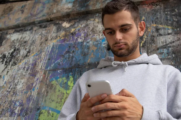 Portret Van Een Jonge Man Met Mobiele Telefoon Straat — Stockfoto