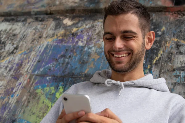 Retrato Joven Con Teléfono Móvil Calle — Foto de Stock