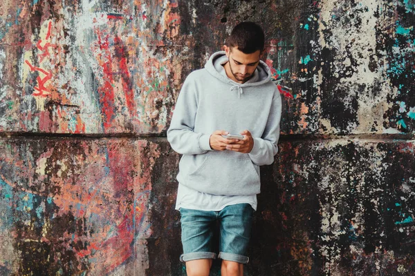 Ung Man Med Mobiltelefon Gatuväggen Staden — Stockfoto