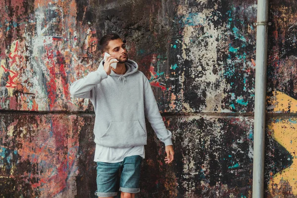 Jeune Homme Avec Téléphone Portable Sur Mur Rue Dans Ville — Photo