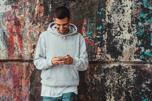 Jonge Man Met Mobiele Telefoon Straatmuur Stad — Stockfoto