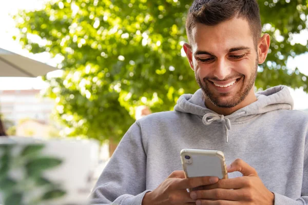 Joven Terraza Cafetería Con Teléfono Móvil — Foto de Stock