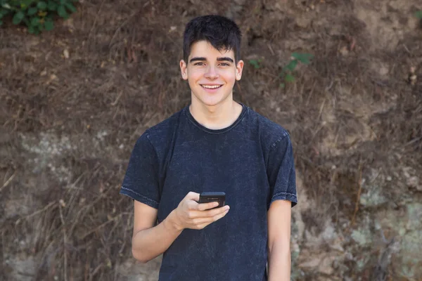 Retrato Adolescente Com Telefone Celular Livre — Fotografia de Stock