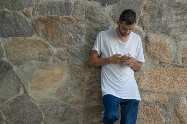 Jeune Homme Avec Téléphone Portable Sur Mur Extérieur — Photo