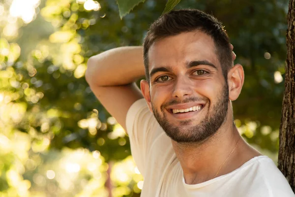 Retrato Jovem Sorridente Com Barba — Fotografia de Stock