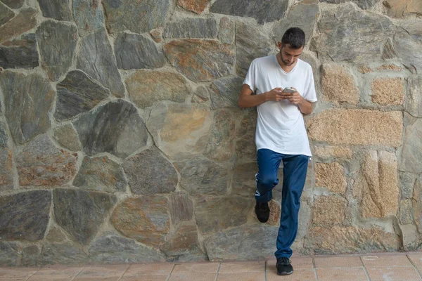 Jonge Man Met Mobiele Telefoon Muur Buiten — Stockfoto