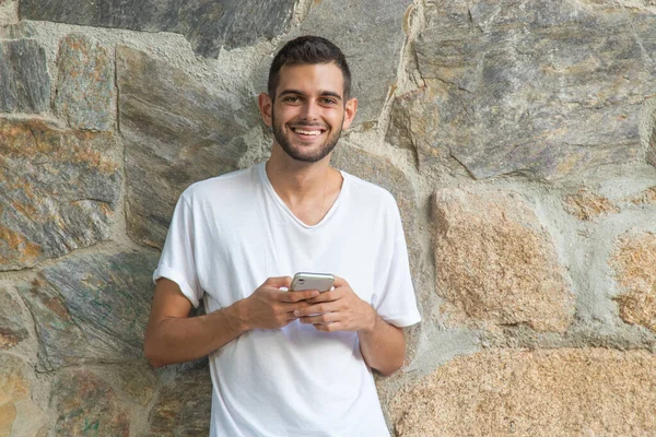 Jonge Man Met Mobiele Telefoon Muur Buiten — Stockfoto