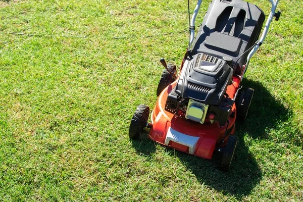 Grasmaaier Het Gras Met Kopieerruimte Landbouw Tuingereedschap — Stockfoto