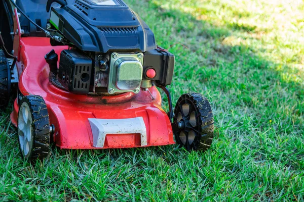 草の上の芝生の芝刈り機にコピースペース農業園芸機械 — ストック写真