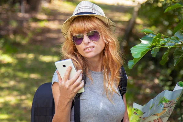 Portret Van Een Reisvrouw Met Kaart Mobiele Telefoon Buiten — Stockfoto