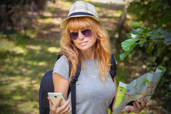 Portret Van Een Reisvrouw Met Kaart Mobiele Telefoon Buiten — Stockfoto