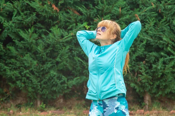 Volwassen Oudere Vrouw Doet Oefeningen Sport Buiten — Stockfoto