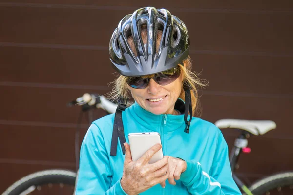 Dívka Cyklistickou Helmou Mobilním Telefonem — Stock fotografie