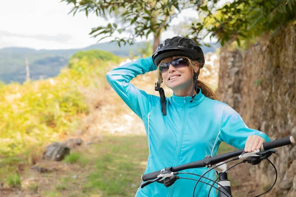 Žena Bicyklem Helmou Venku — Stock fotografie