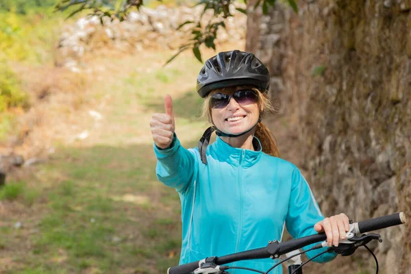 屋外で自転車やヘルメットを被った女性 — ストック写真