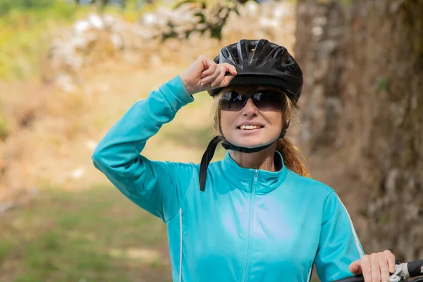 Frau Mit Fahrrad Und Helm Freien — Stockfoto