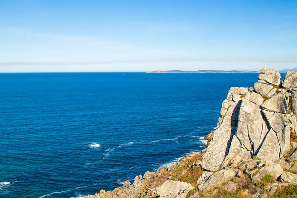 Kivinen Kallio Merelle Pontevedrassa Galiciassa Espanjassa — kuvapankkivalokuva