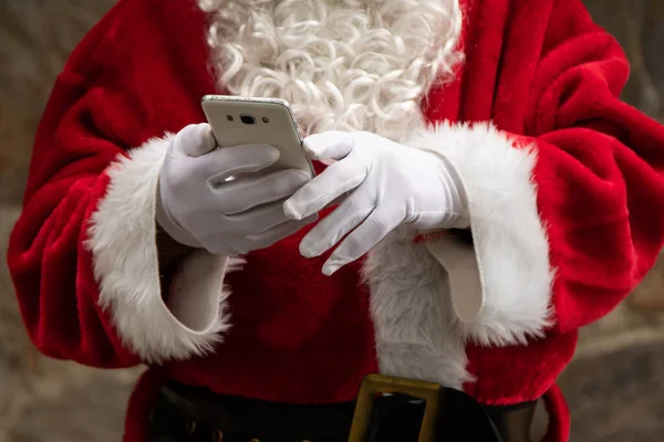 Primer Plano Santa Claus Manos Con Teléfono Móvil — Foto de Stock