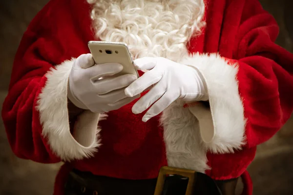 Primer Plano Santa Claus Manos Con Teléfono Móvil — Foto de Stock