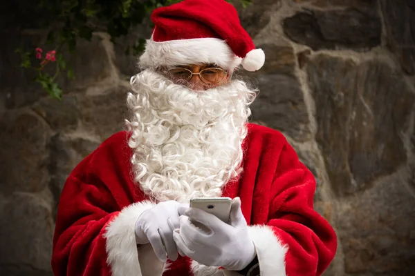 Santa Claus Avec Téléphone Portable — Photo