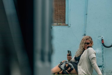 Ortopedik protezi olan engelli kadın.