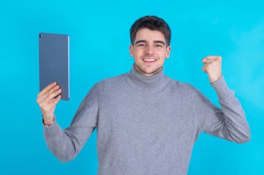 Tablet ya da dizüstü bilgisayarı olan izole bir genç.