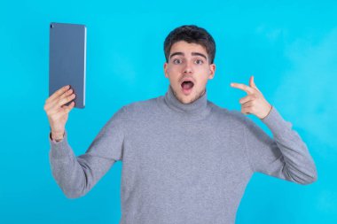 Tablet ya da dizüstü bilgisayarı olan izole bir genç.