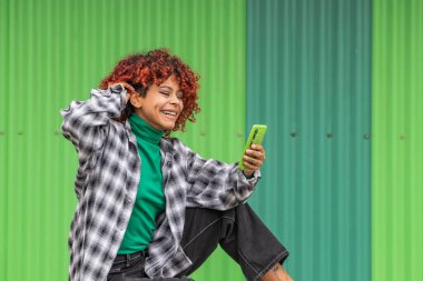 Sokakta cep telefonu olan bir kız.