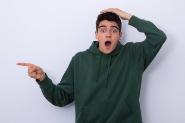 İzole genç adam şaşırdı