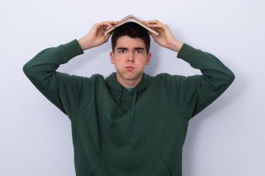 Yorgunluk ya da stres dolu kitap ve ifade ile izole öğrenci