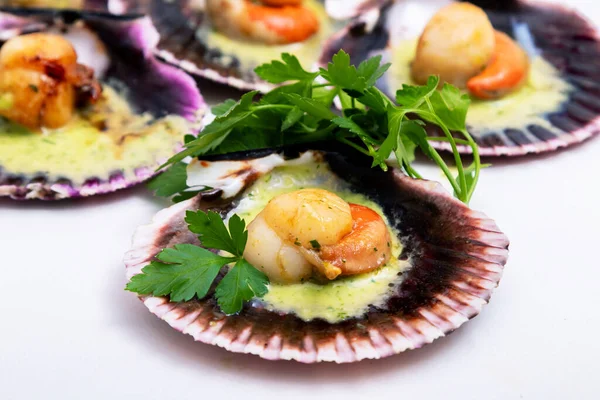 yeşil soslu deniz tarakları, deniz ürünleri.