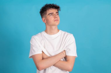 Arka planda izole edilmiş genç çocuk