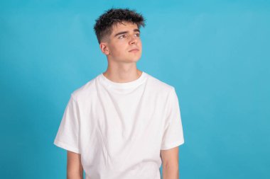 Genç adam renk arkaplanında izole