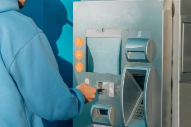 Banka veznedarı ya da ödemedeki genç adam