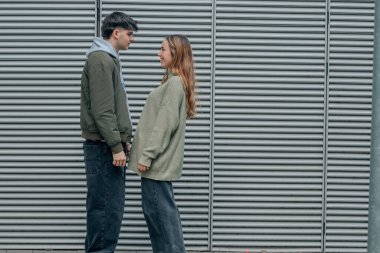 Sokaktaki genç çift konuşuyor.