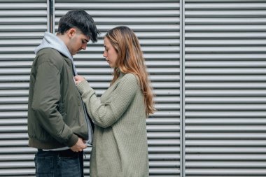 Sokakta samimi ya da sevecen genç bir çift var.