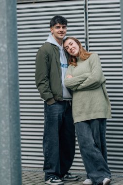 Sokakta samimi ya da sevecen genç bir çift var.