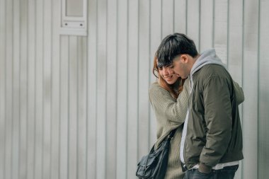 Sokakta sarılan genç bir çift.