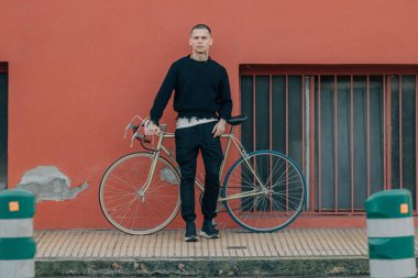 Sokaktaki bisikletli genç adam.