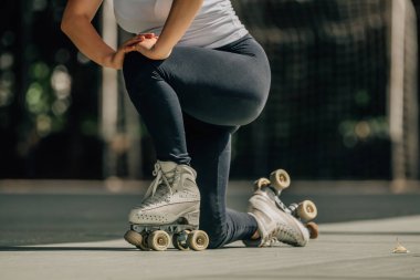 Patencinin bacaklarına ve ayaklarına yakın plan.