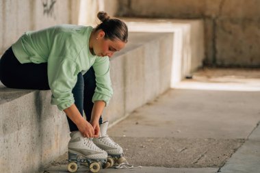 Kaykaycı antrenman için paten giyer.