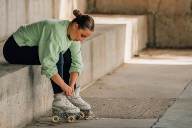 Kaykaycı antrenman için paten giyer.