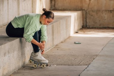 Kaykaycı antrenman için paten giyer.