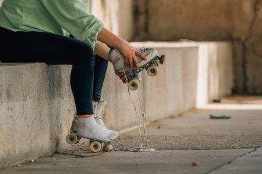 Kaykaycı antrenman için paten giyer.