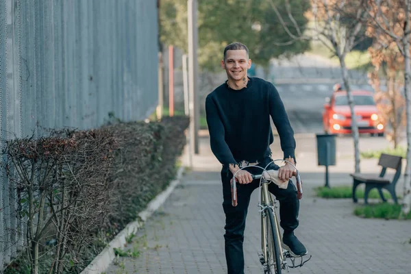 Şehirde bisiklet süren bir bisikletçi.