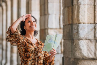 Gülümseyen kadın gezgin elinde harita ziyareti anıtıyla