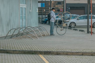Antika bisikletli genç adamın şehir manzarası