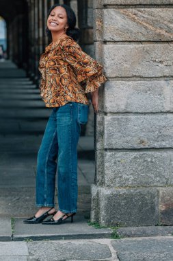 Sokaktaki genç İspanyol kadın.