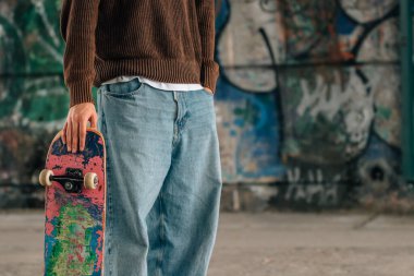 Sokakta kaykaylı genç bir adamın ellerini yakın plan çekeceğiz.